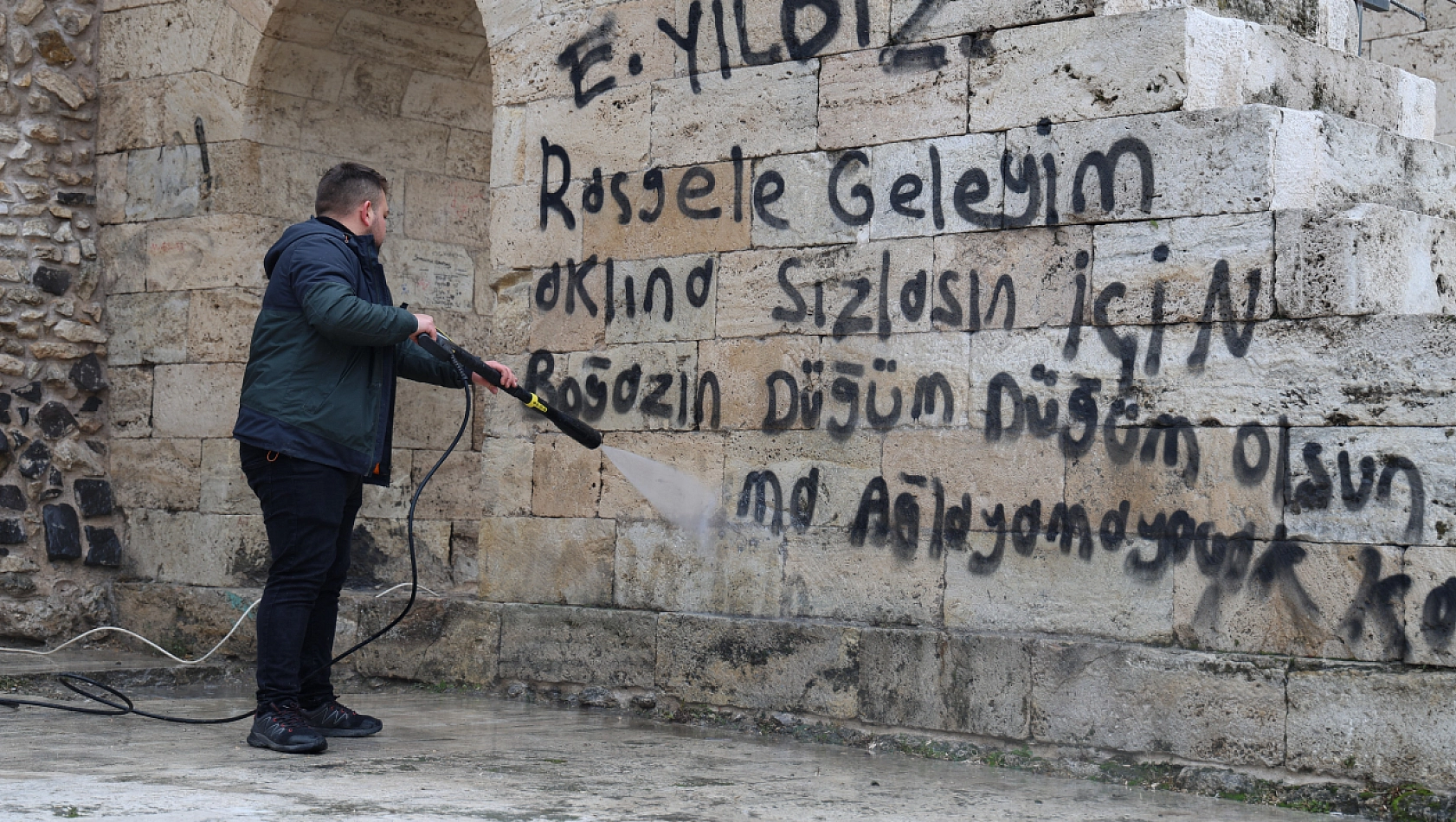 Minareye yapılan saygısızlık temizlendi