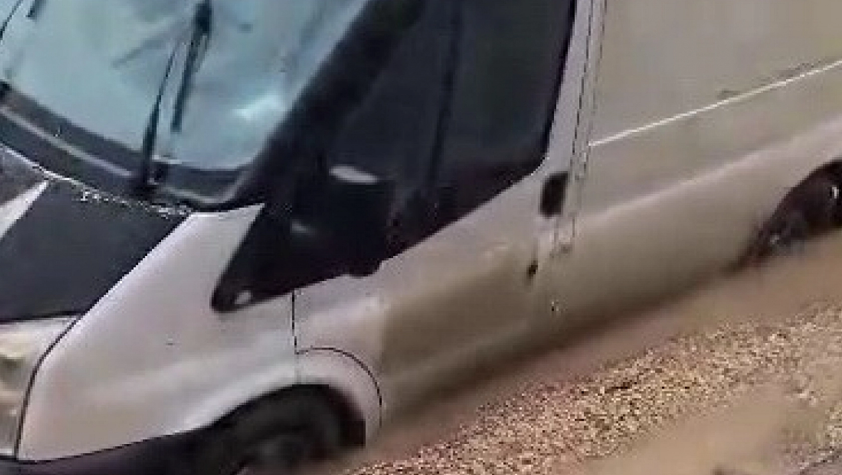 Minibüs çöken yolda mahsur kaldı