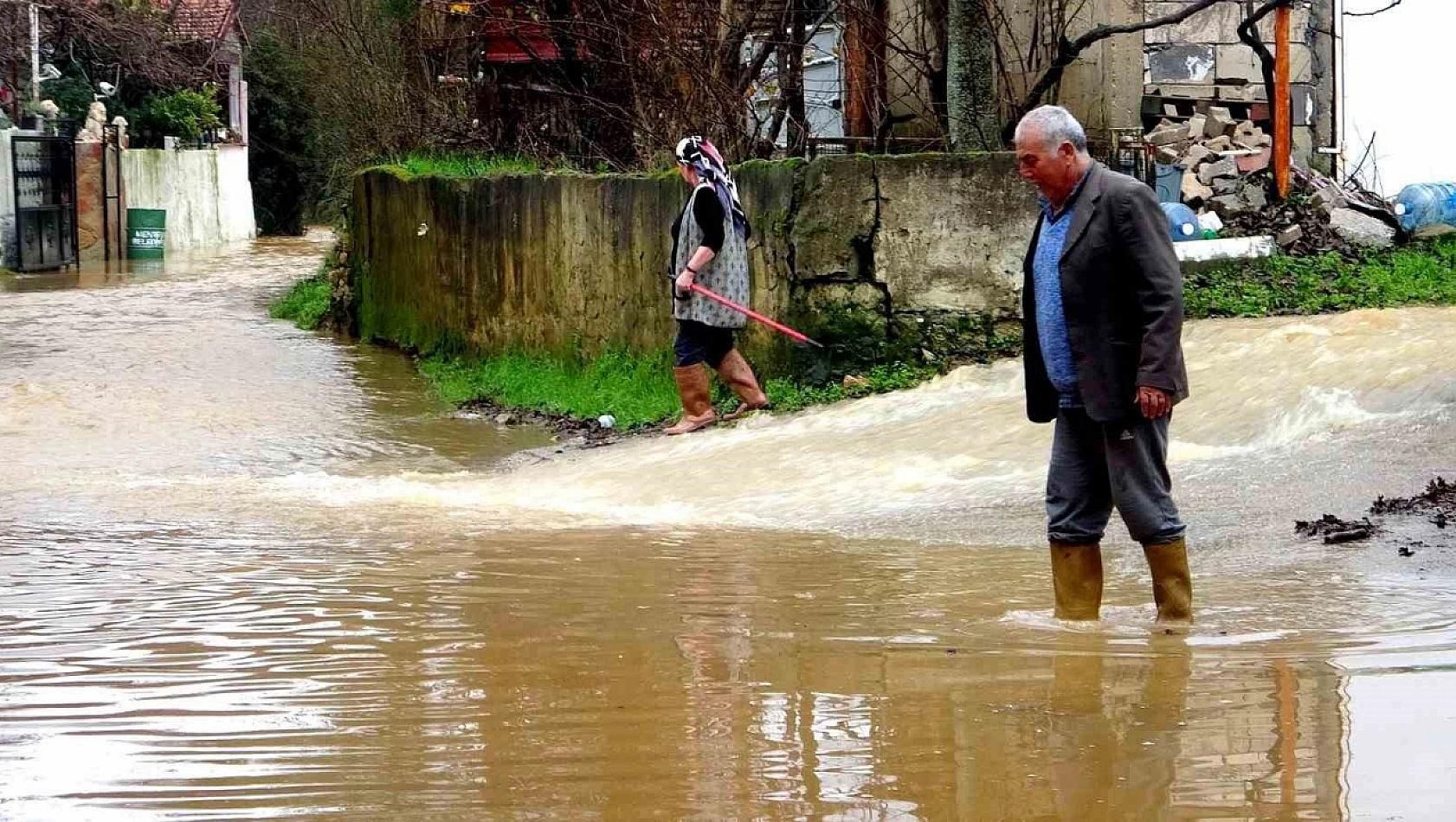 Yağmur sonrası sular altında kaldı