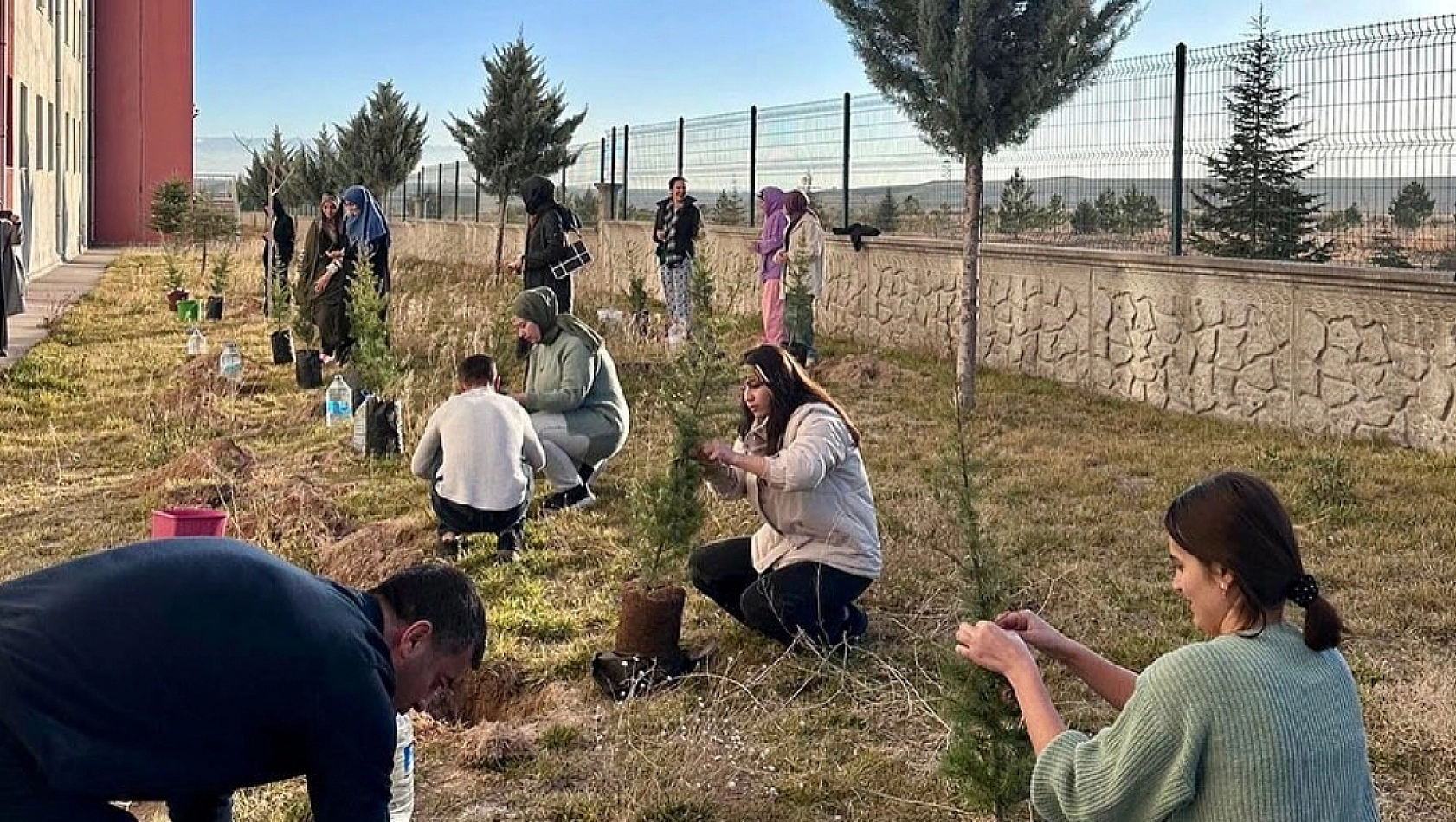 Öğrenciler şehitler anısına fidan dikti