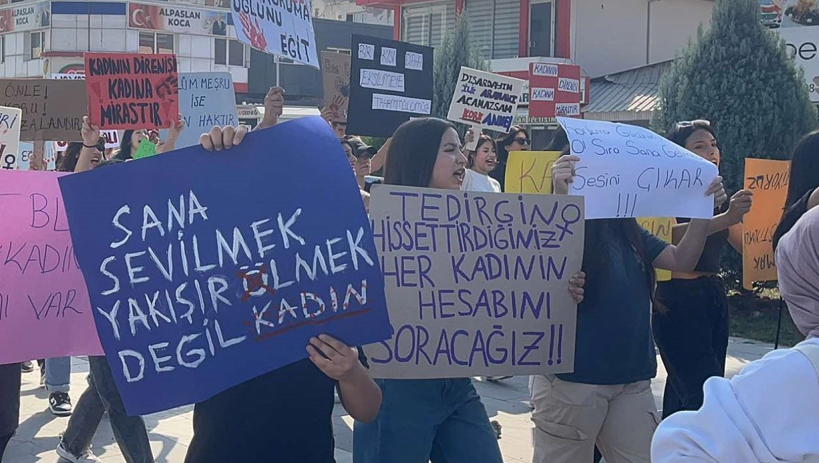 Öğrencilerden şiddete tepki