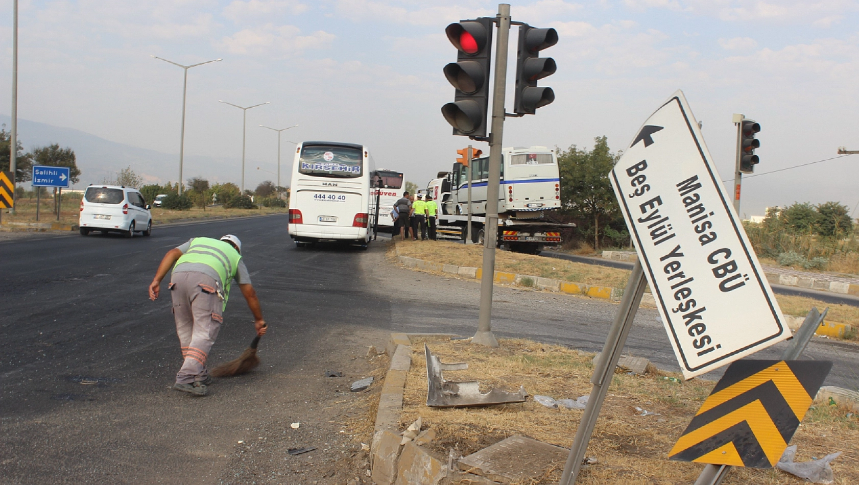 Otobüs ile minibüs çarpıştı 11 yaralı