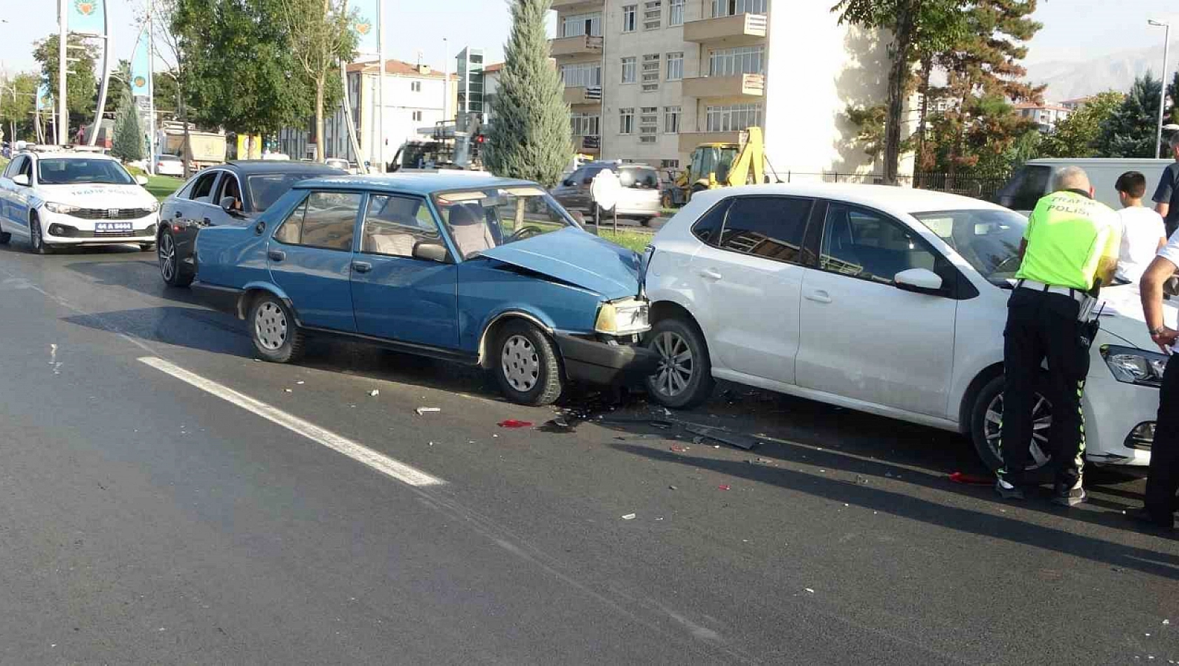 Malatya'da Zincirleme Kaza: Tofaş Hurdaya Döndü, 1 Yaralı