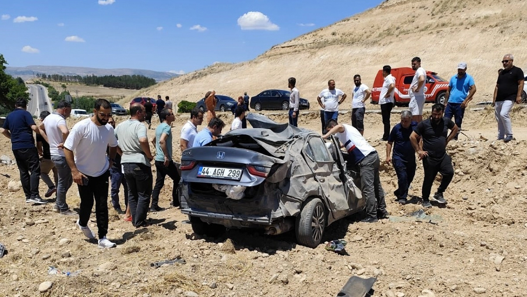 Malatya'da otomobil şarampole uçtu