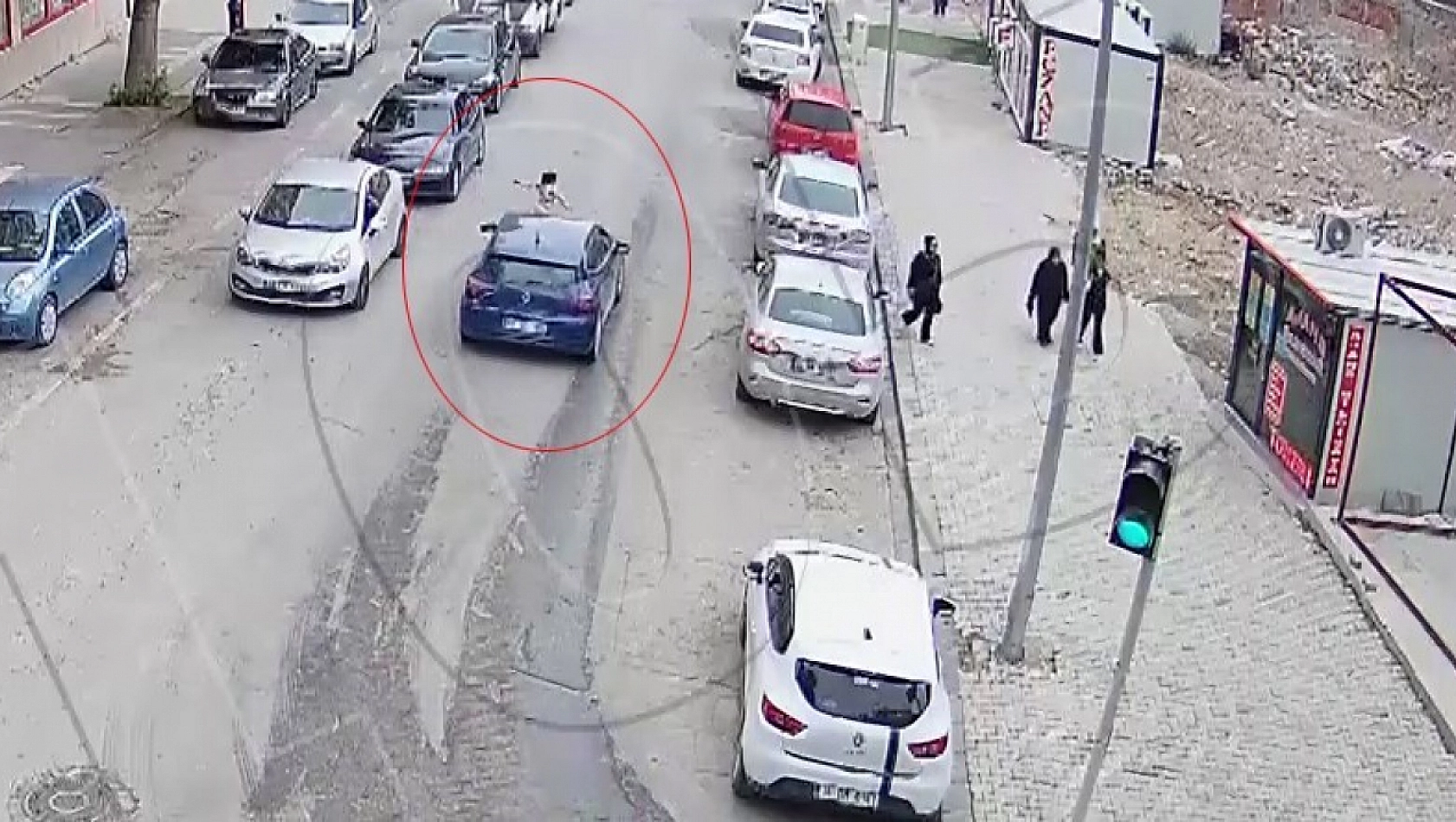 Küçük Çocuğa Çarpan Otomobil Emeksiz Caddesi'nde Dehşet Saçtı