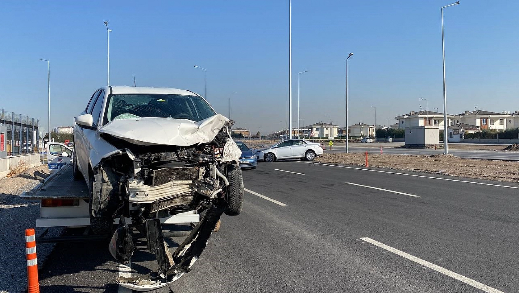 Otomobiller kavşakta çarpıştı