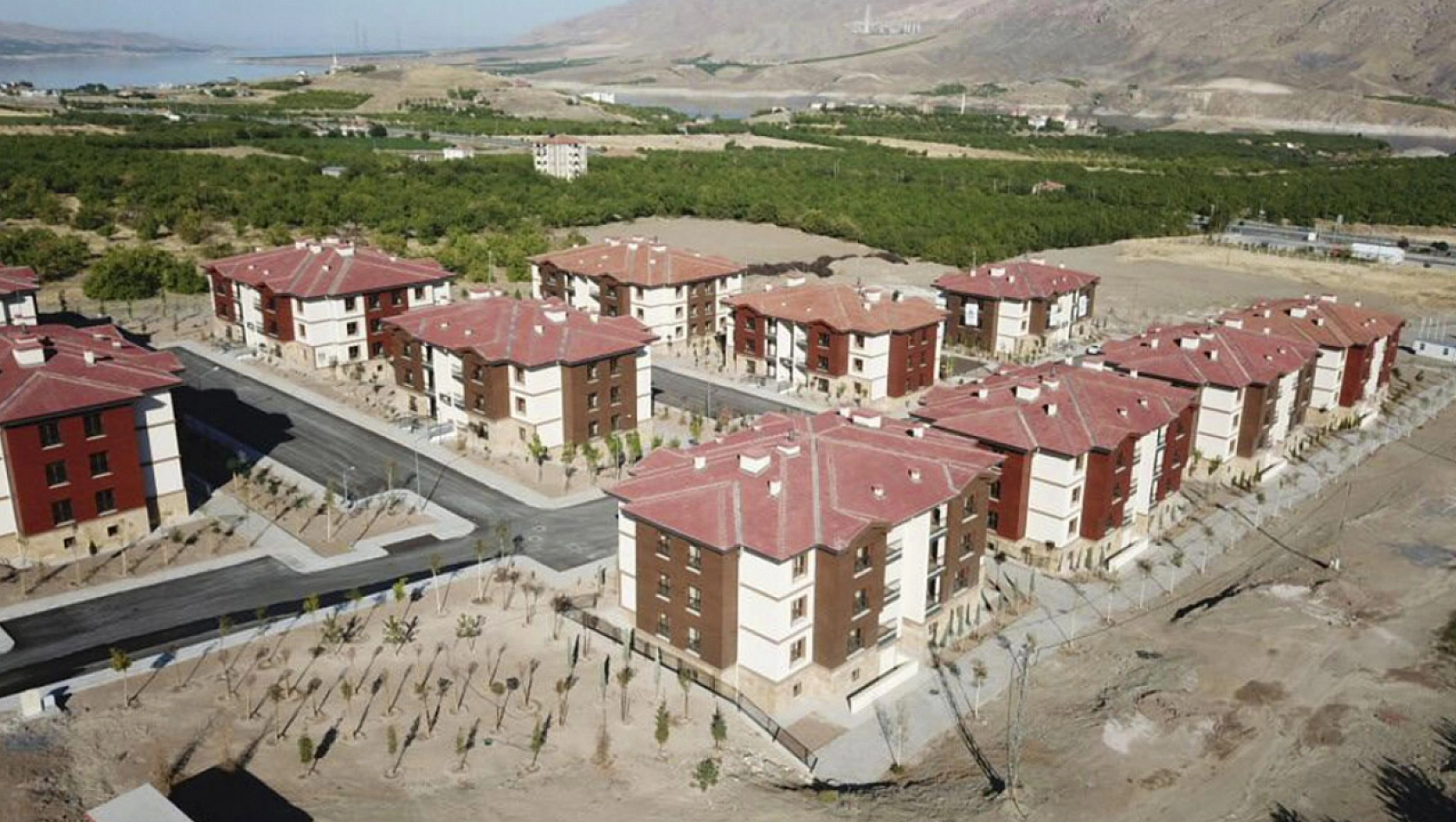 Özel'den Deprem Konutları Çıkışı: Sözler Havada Kaldı