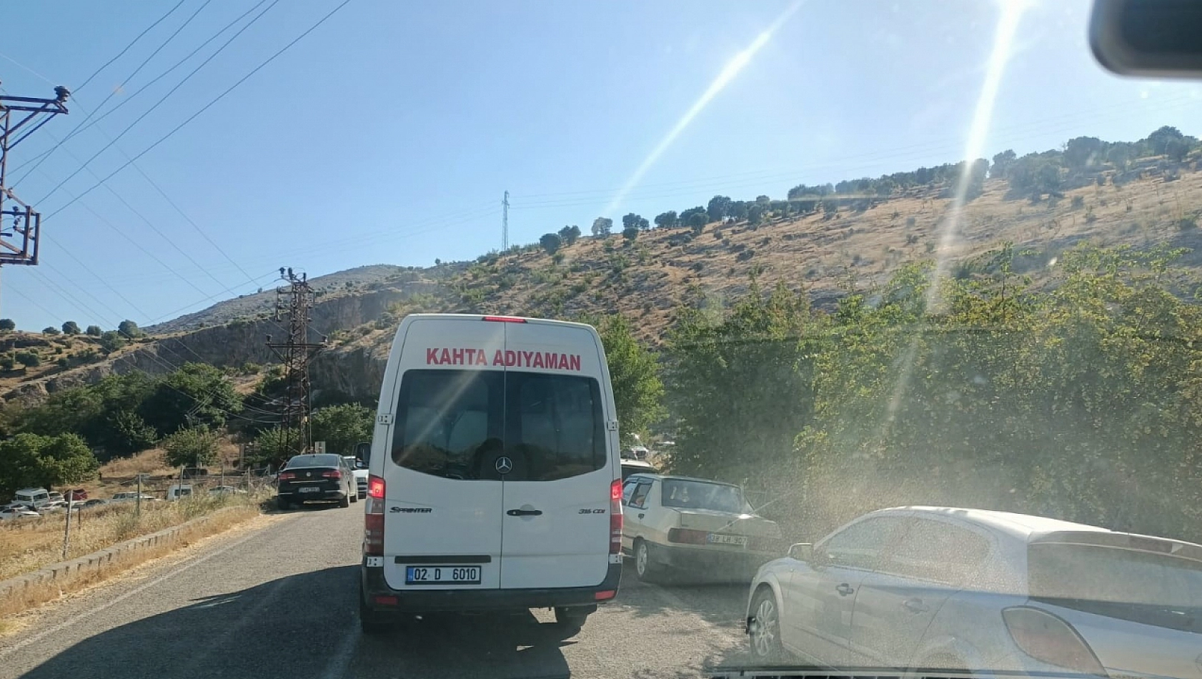 Tatil Çileye Döndü! Piknikçilerin hatalı parkı yolu trafiğe kapattı