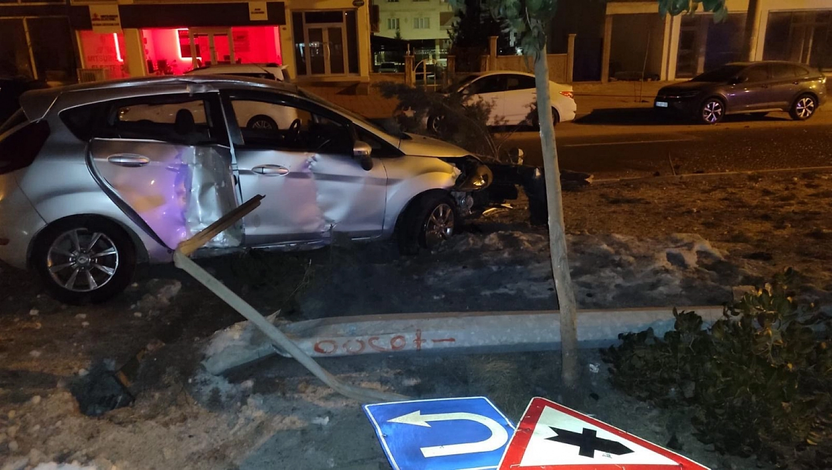 Refüje çarpan otomobilin sürücüsü yaralandı