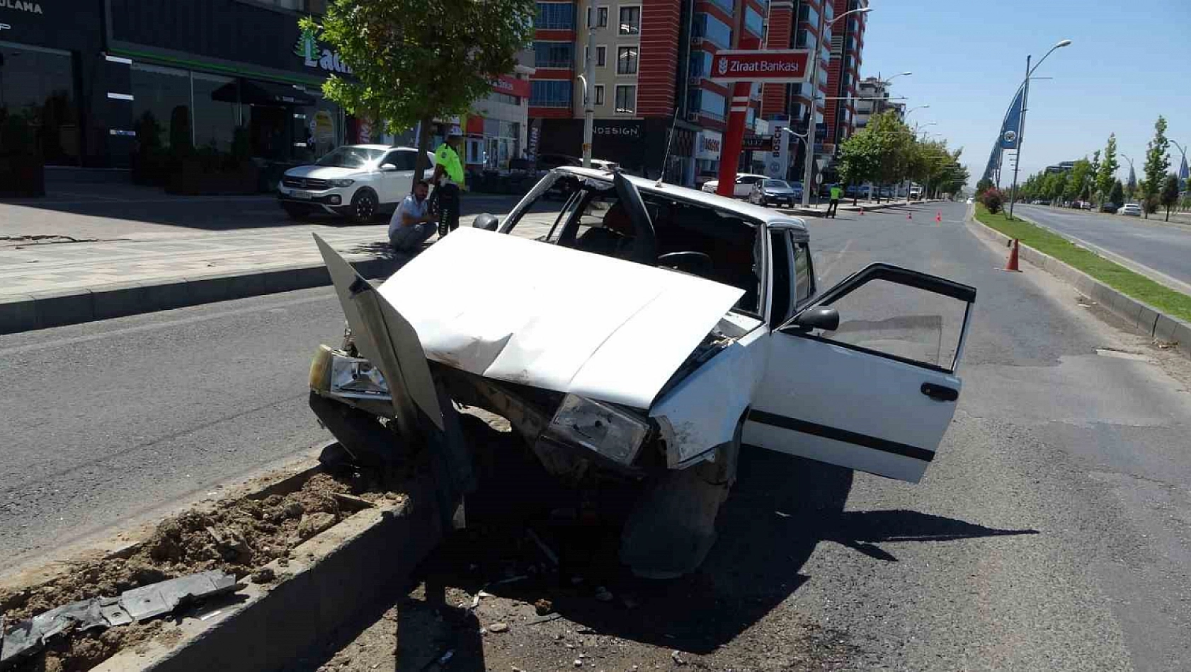 Malatya'da trafik kazası! Araç hurdaya döndü!