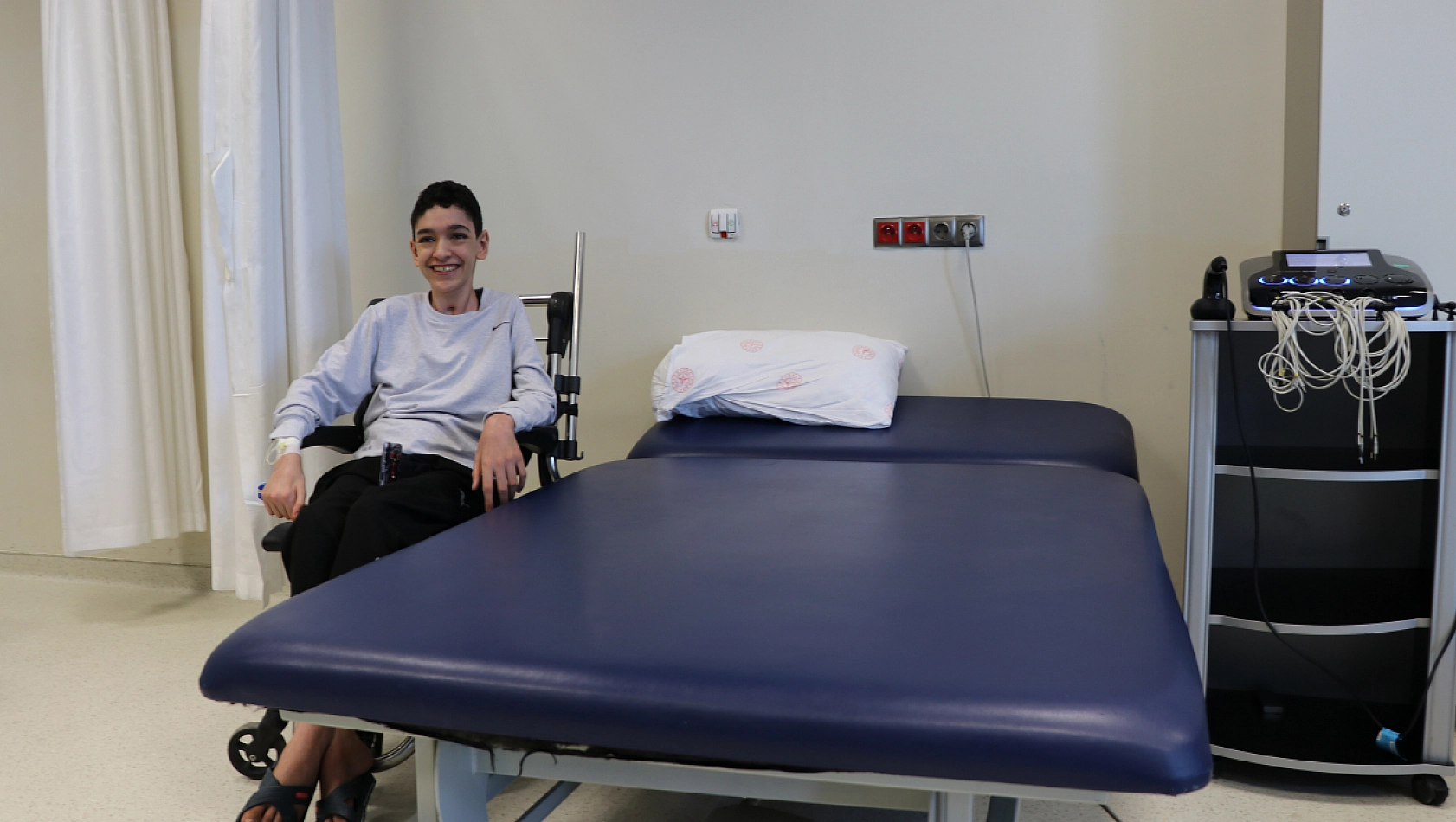 Sedyeyle geldi, yürüyerek çıktı