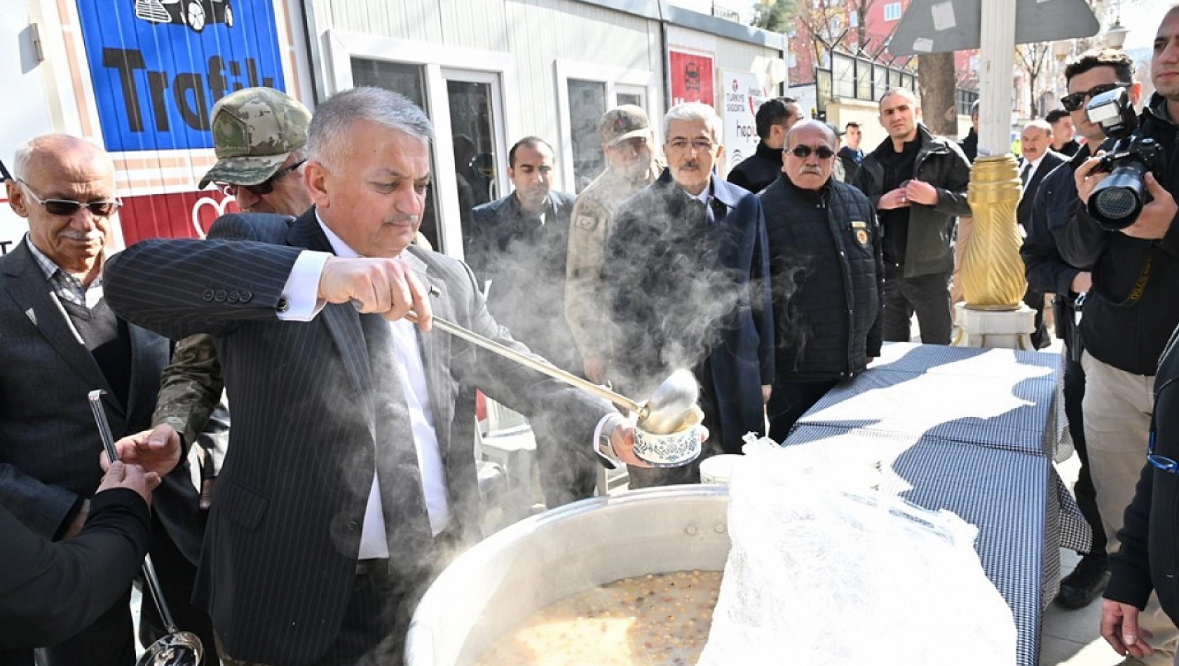 Şehitler anısına aşure dağıtıldı