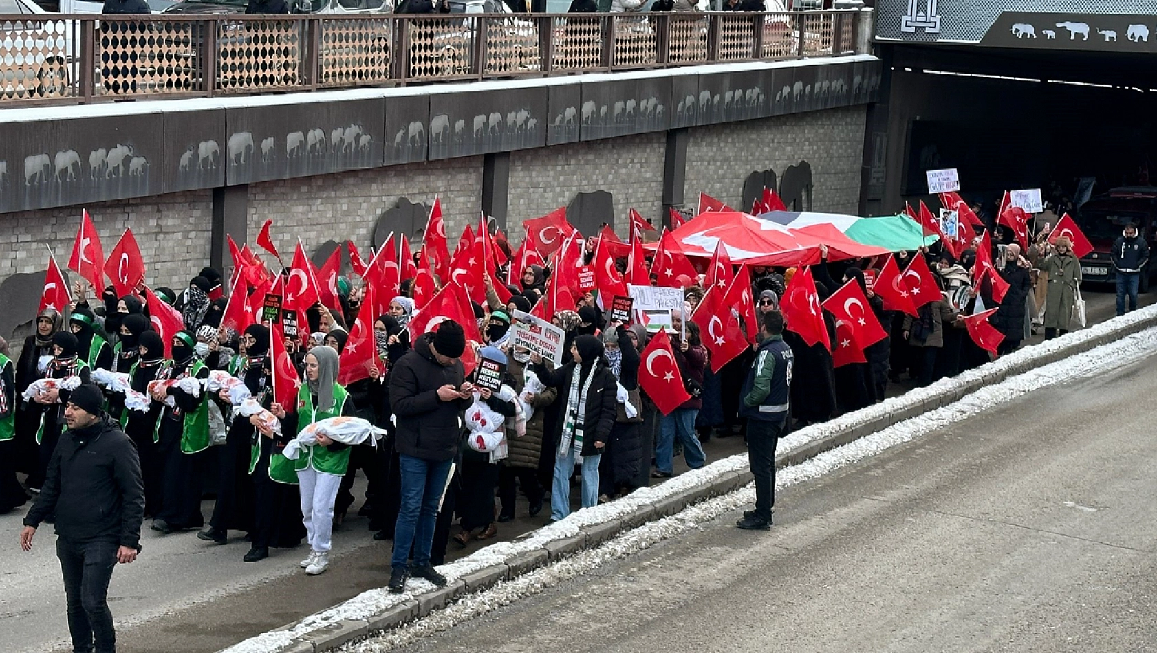 Şehitler ve Gazze için yürüdüler