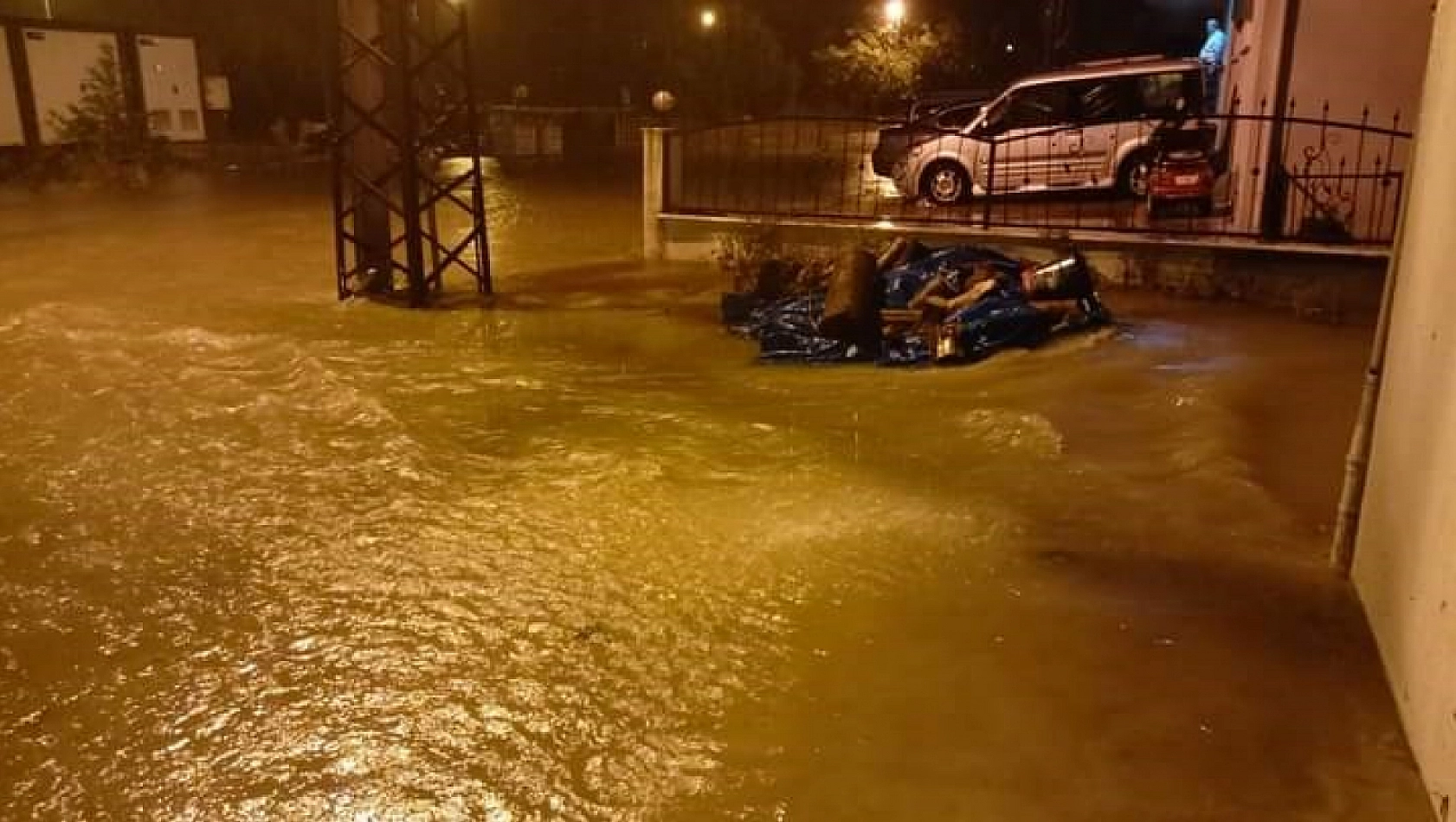 Şiddetli yağış taşkınlara yol açtı