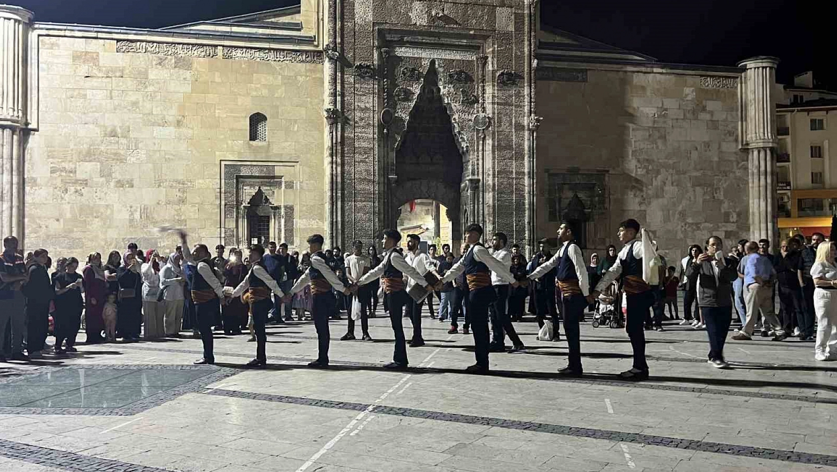 Sivas'ta gurbetçilere halaylı karşılama