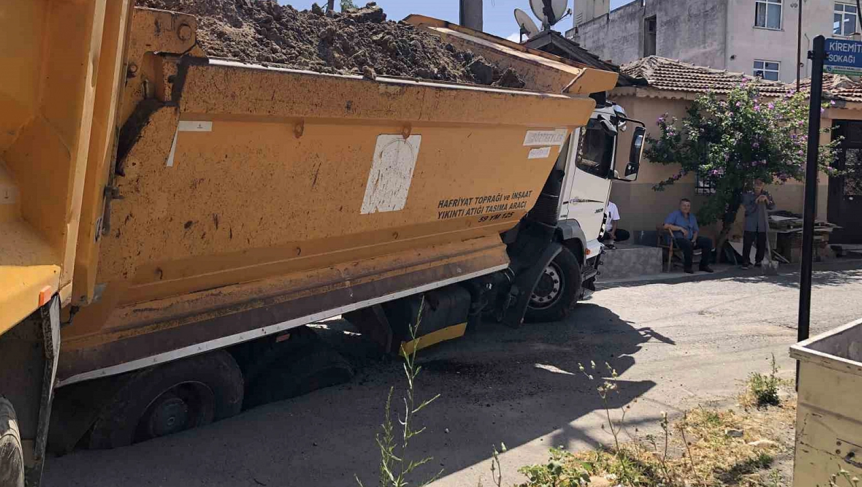 Asfalt yol çöktü: Kamyon yola saplandı