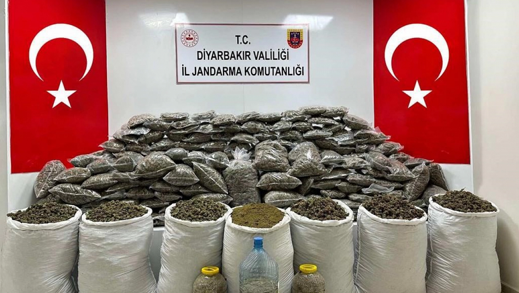 Teröristlere ait yaşam malzemeleri ele geçirildi