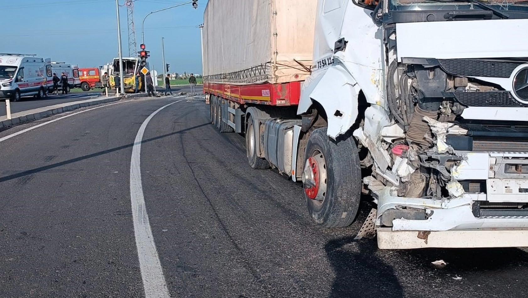 Tır ile halk otobüsü çarpıştı