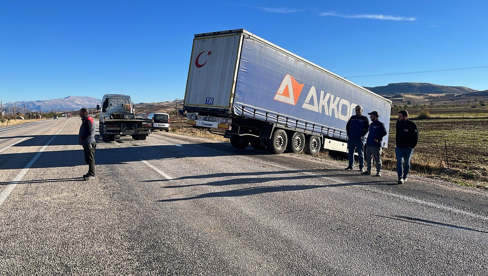 Tır yoldan çıktı 1 yaralı