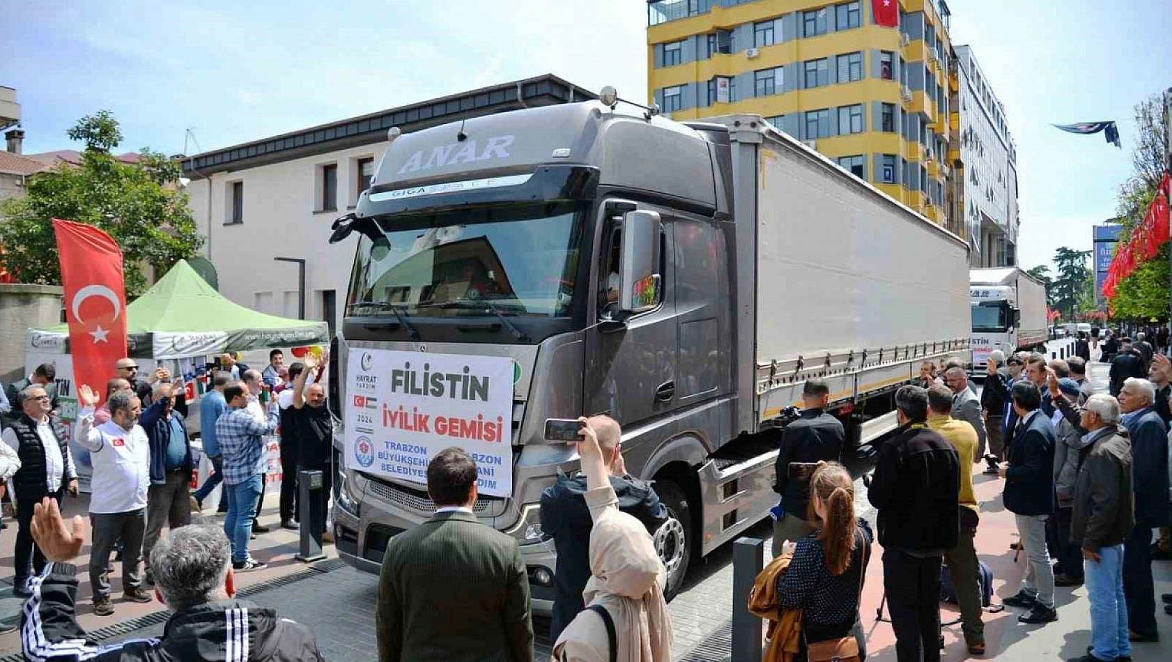 Yardım tırları yola çıktı