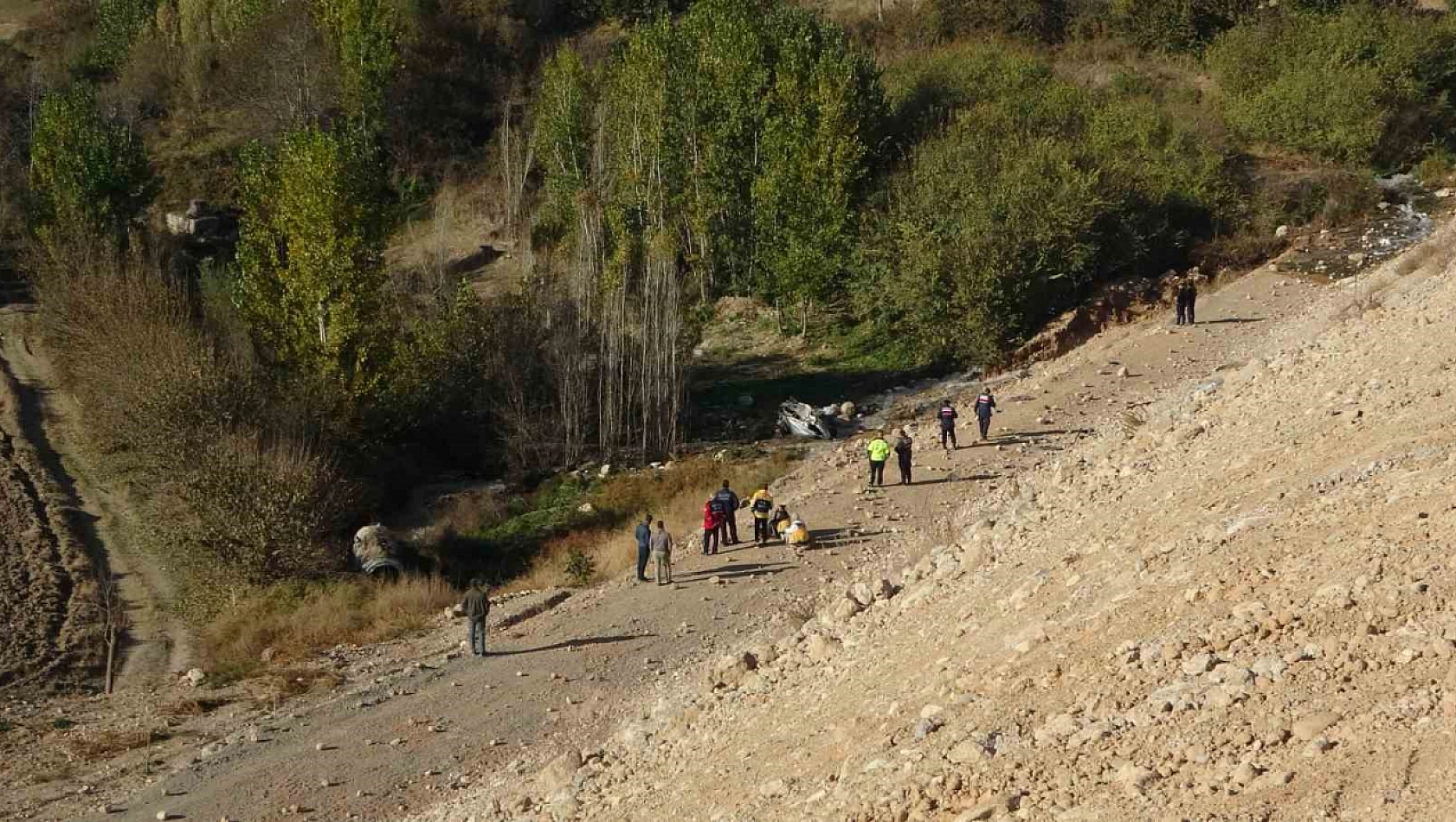 Malatya'da kaza: Ters yöne giden araç dere yatağına uçtu