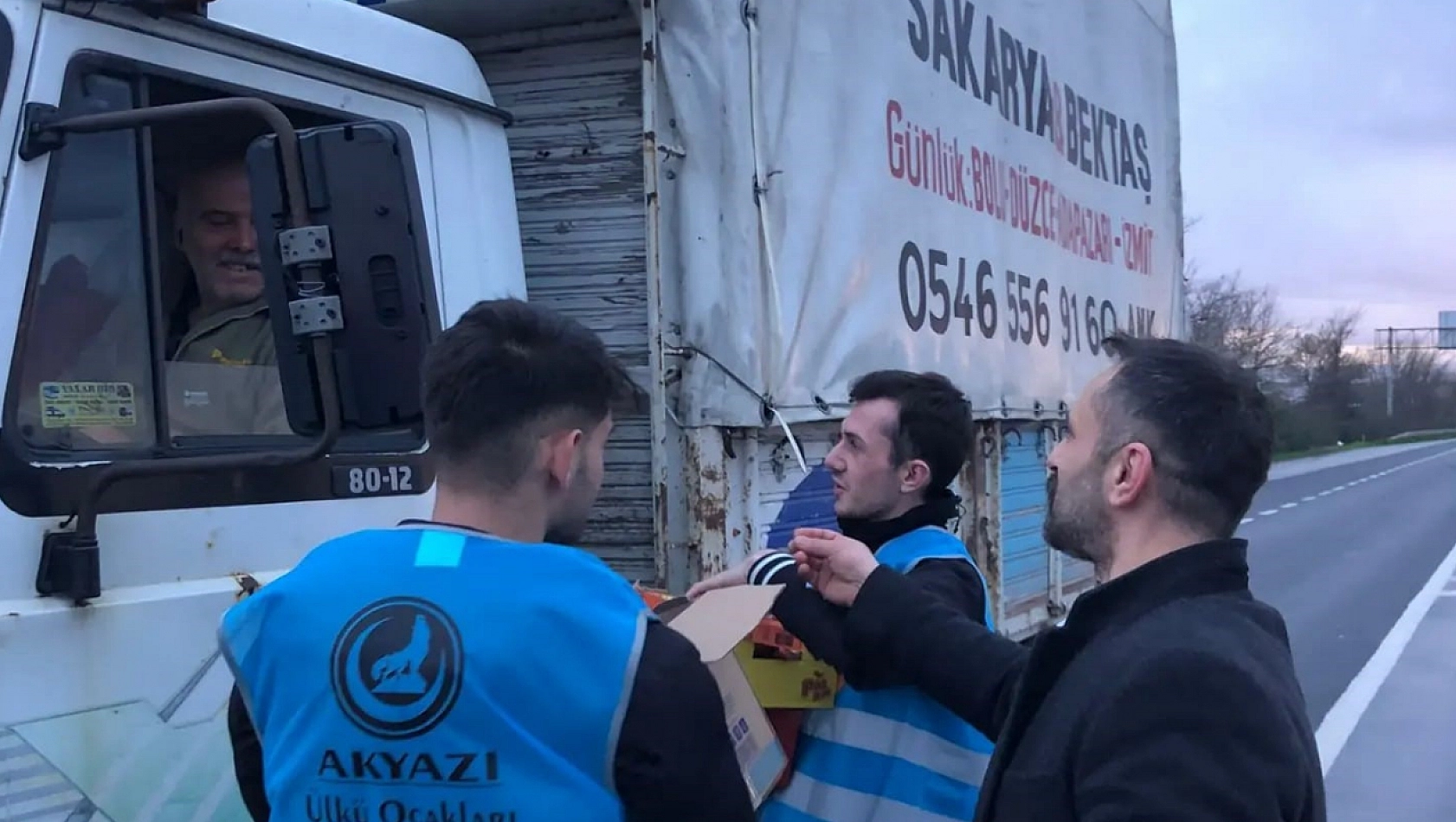 Trafikte kalan sürücülere iftariyelik dağıttılar