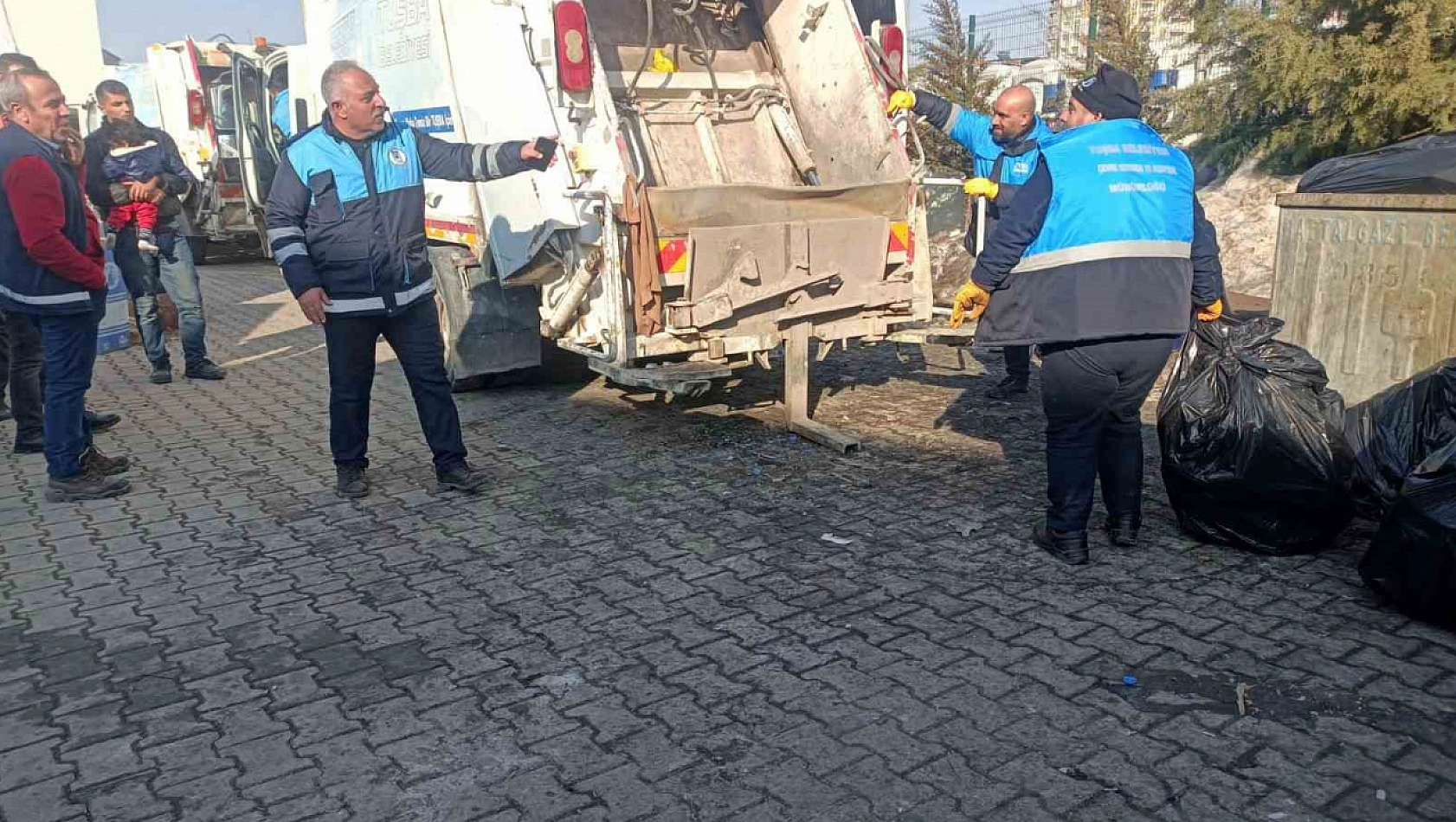 Tuşba Belediyesi temizlik çalışması yapıyor