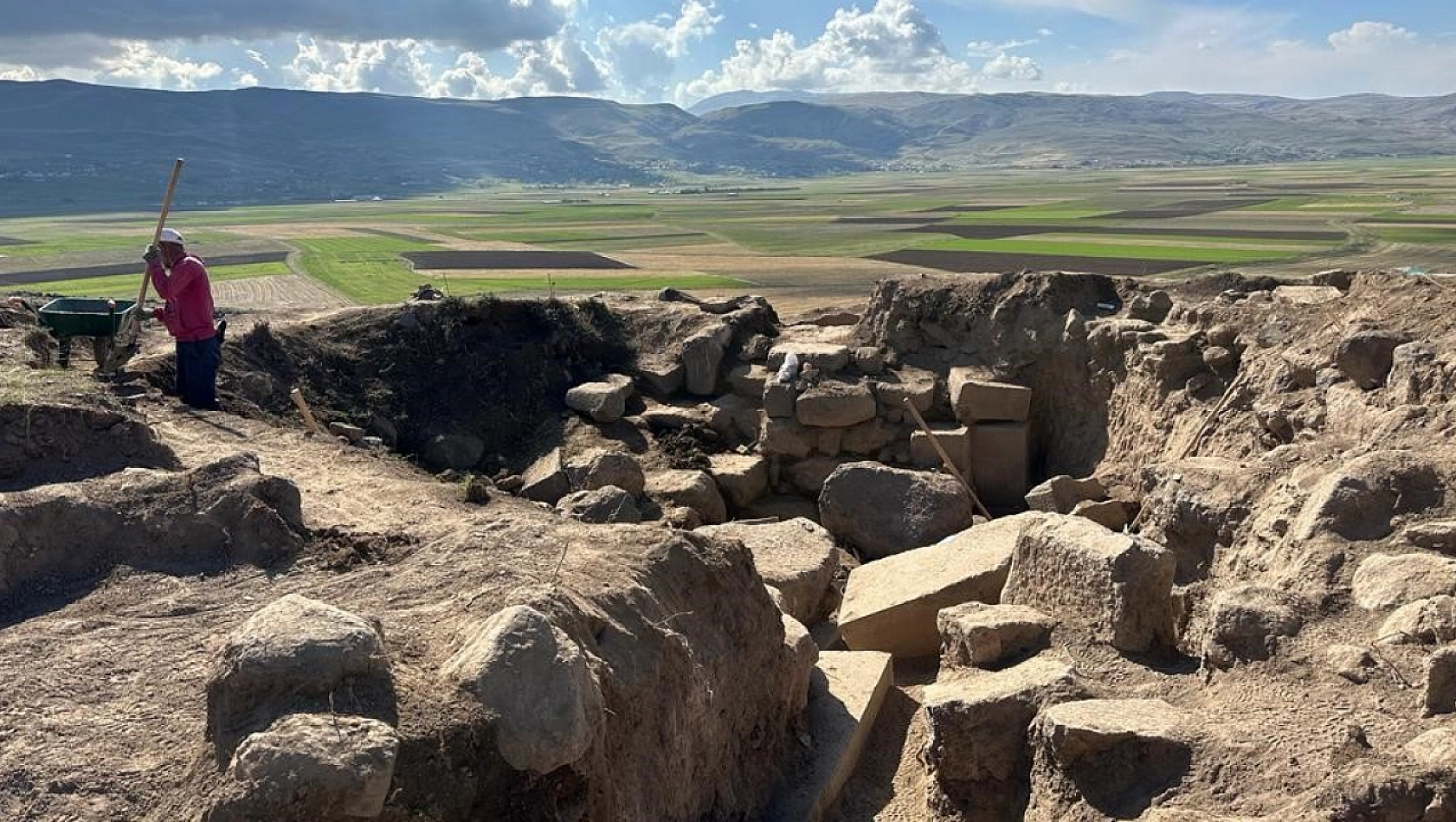 Urartulara ait kitabe ve tapınak bulundu