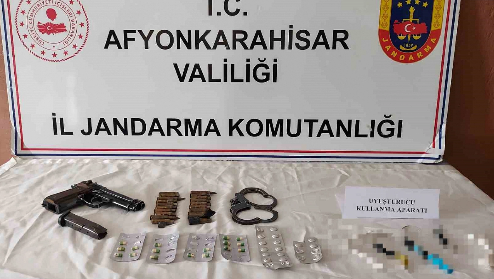 Uyuşturucu baskınında tabanca ve kelepçe ele geçirildi