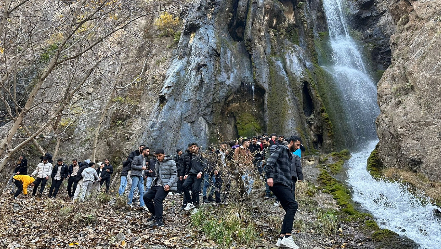 Van ve Şırnak'tan Gelen Gençler, Hakkari'nin Doğal ve Tarihi Zenginliklerini Keşfetti