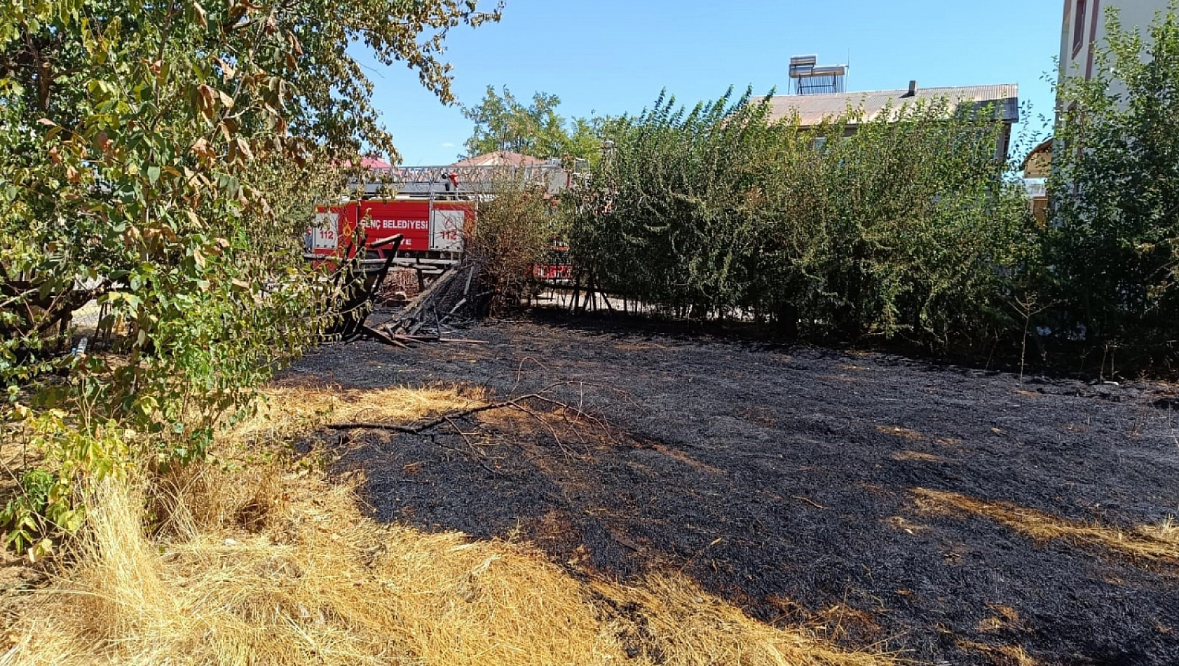 Yangın eve sıçramadan söndürüldü