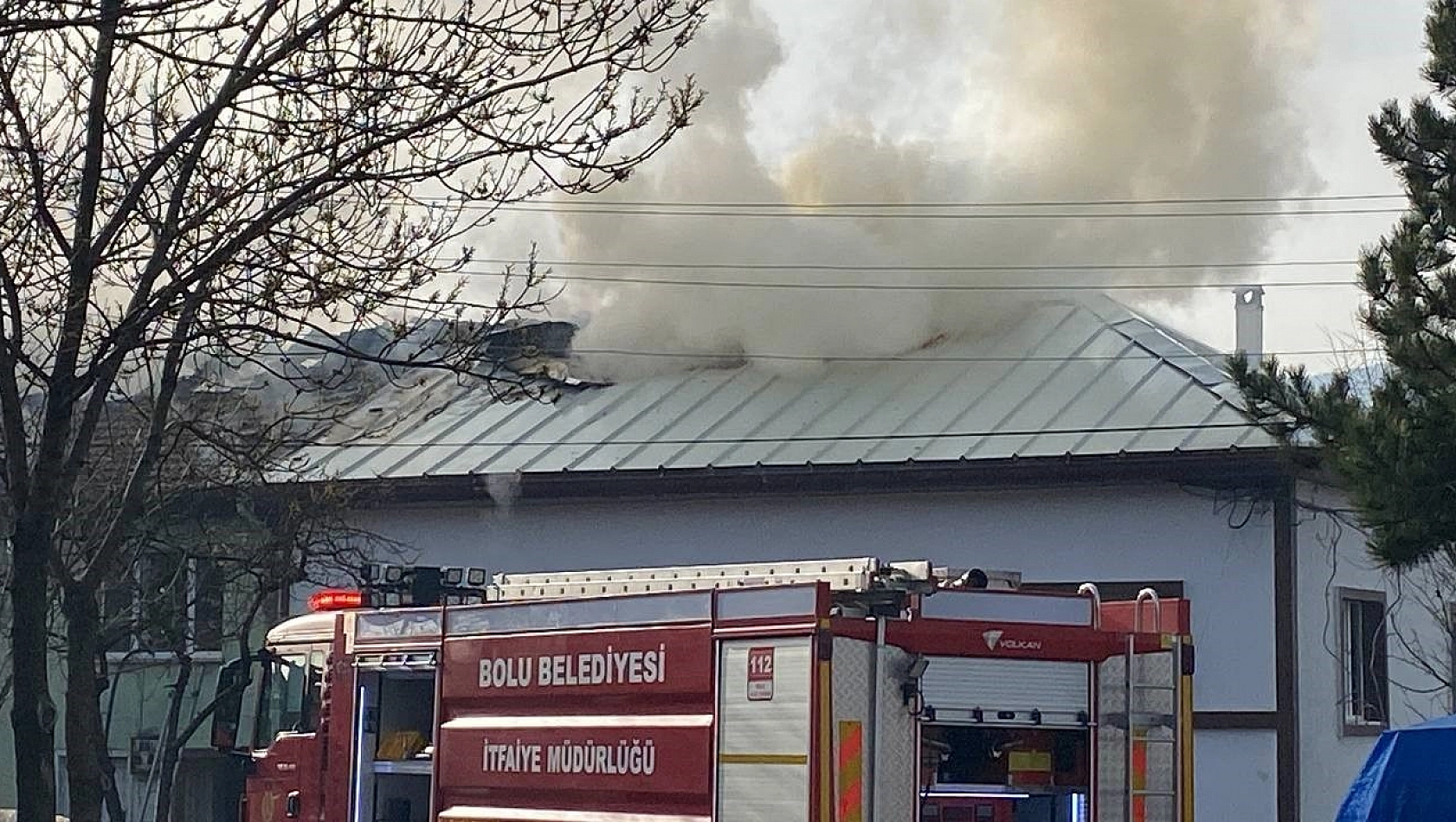 Yaşlı çiftin ihmali 3 evi yaktı