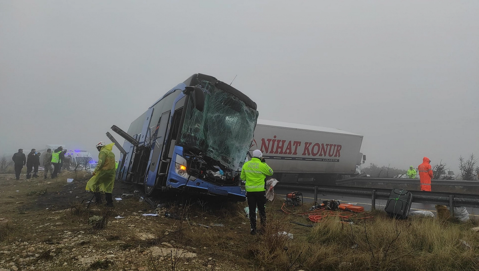 Yolcu otobüsü ile 2 tır çarpıştı