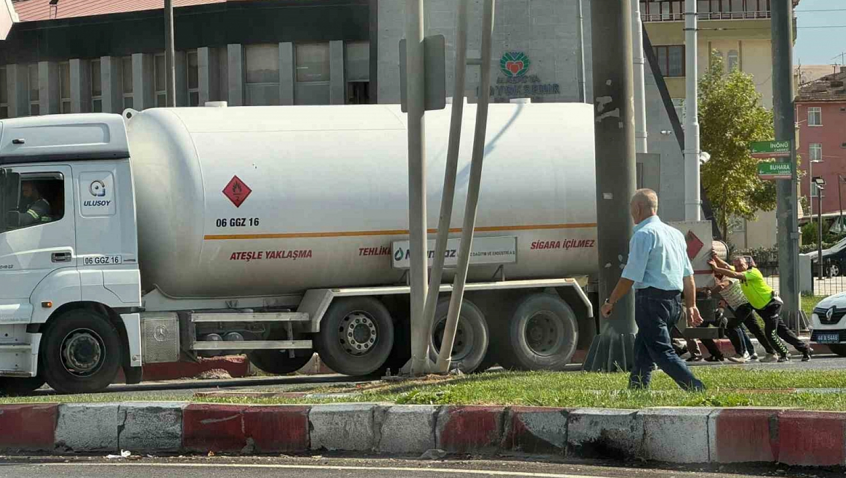 Yakıt tankerinin imdadına polis ekipleri yetişti