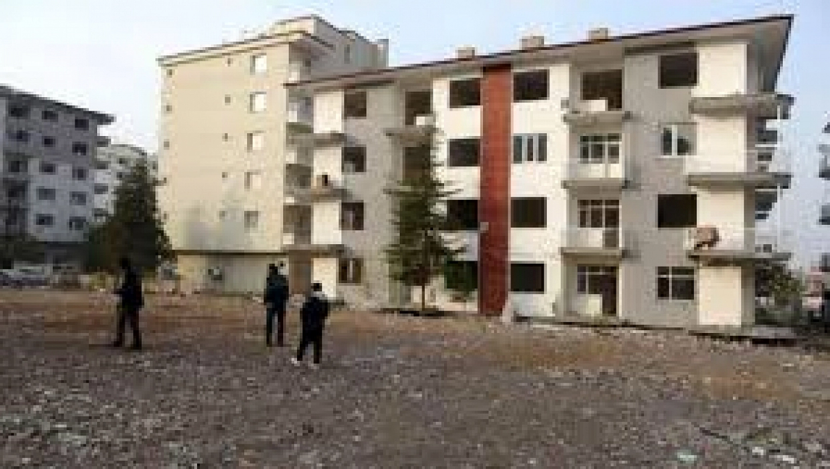 Ağır hasarlı binalar suç merkezine dönüyor!