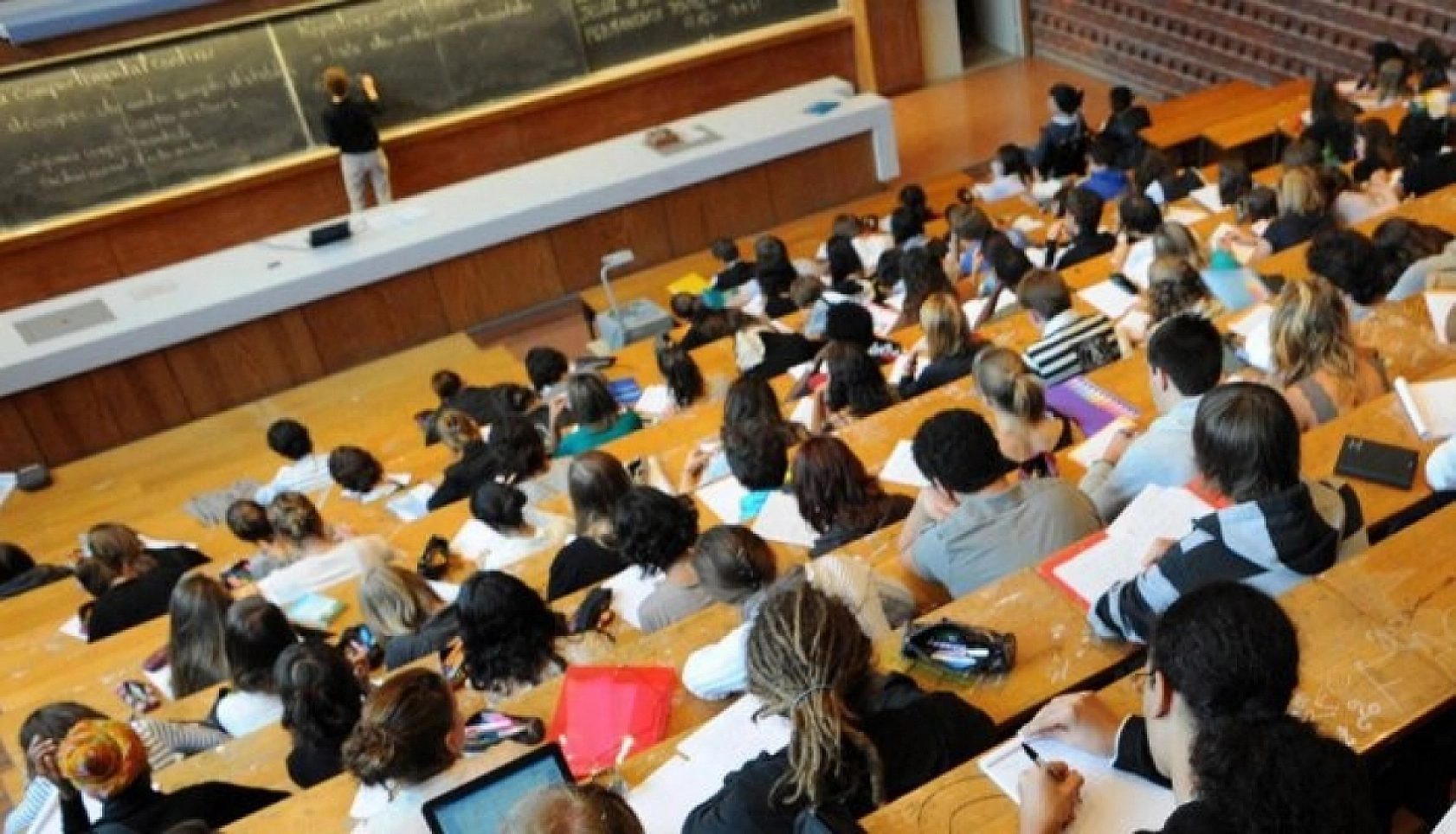 Ekonomik Zorluğun Gölgesinde Öğrenci Olmak: Üniversiteliler Çalışmak Zorunda!