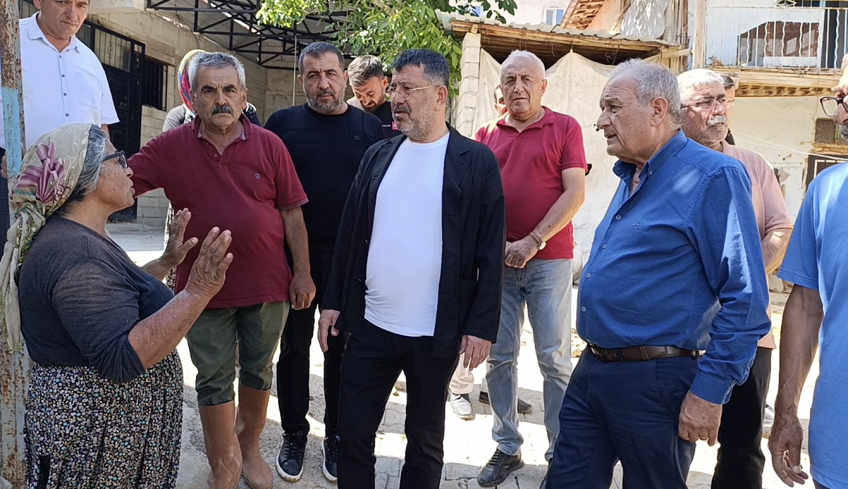 Binbir emekle toplanıp kurutulmaya bırakılmıştı... Veli Ağbaba açıkladı: 200 ton kayısı ziyan oldu