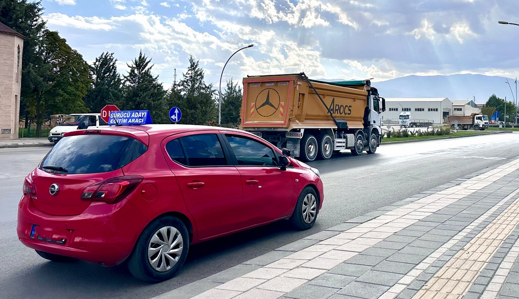 Hafriyat kamyonları eğitim alanını kâbusa çevirdi!