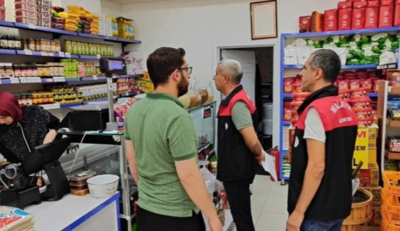 Malatya'da gıda zehirlenmesi korkusu büyüyor: Peki, denetimler ne sıklıkla yapılıyor? İdari yaptırımlar caydırıcı mı? İşletmelere kamera zorunluluğu yolda mı? İşte tüm detaylar…