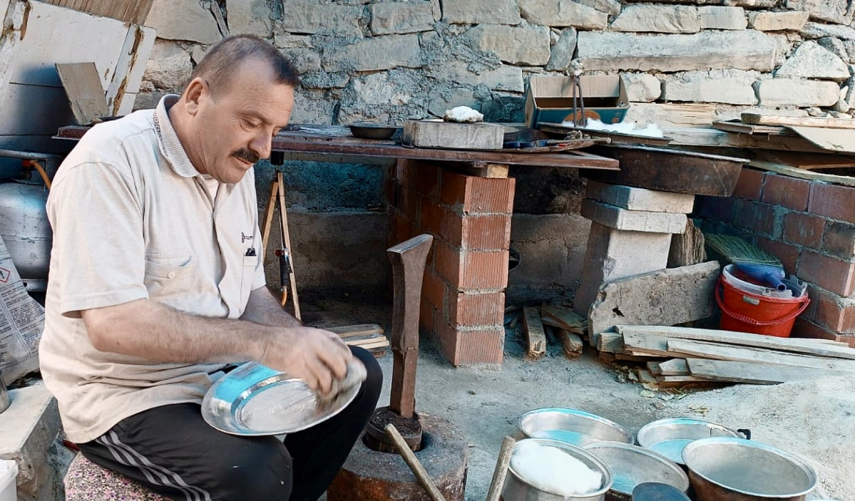 Depremde iş yerini kaybetti! Ata mesleğini bahçeye taşıdı…
