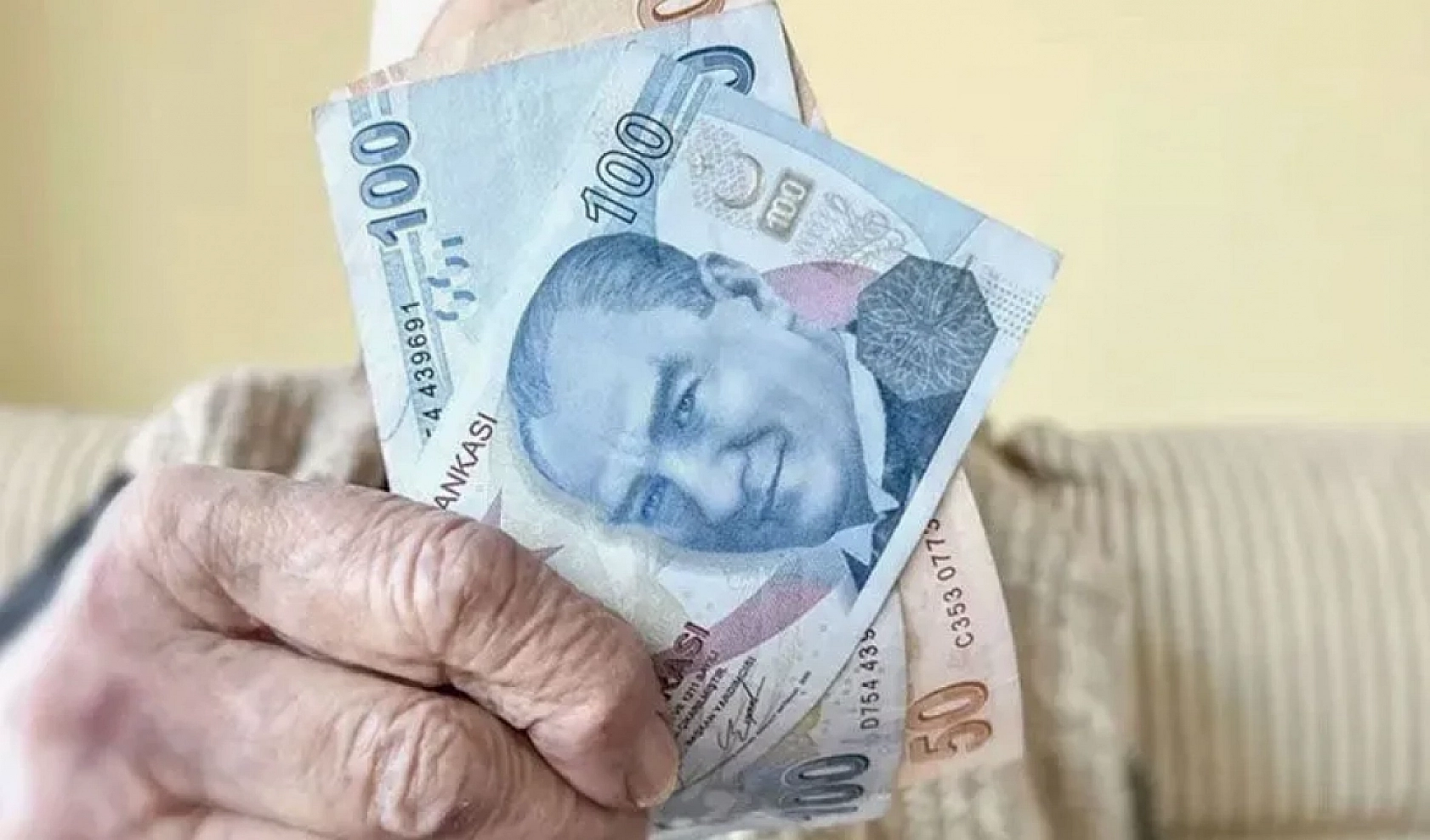Emeklileri sevindiren haber: Farklar bugün hesaplara yatıyor!