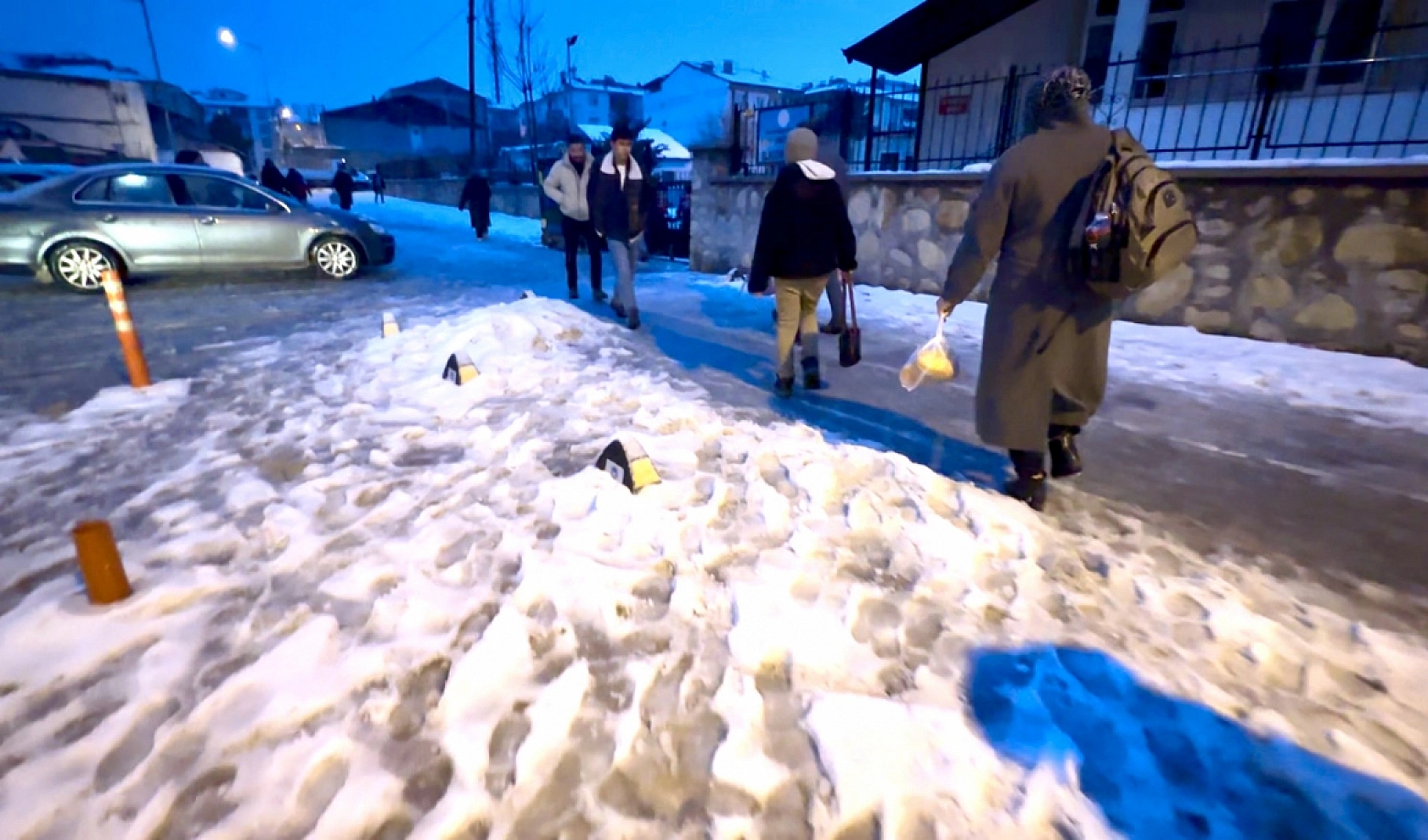 Malatya'da okul servisleri yokuşları çıkamadı: Öğrenciler yolda kaldı