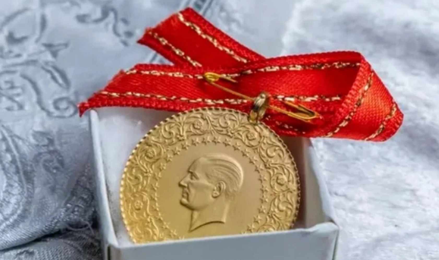 Altın durmuyor! Çeyrek, gram ve yarım altında yeni zirve