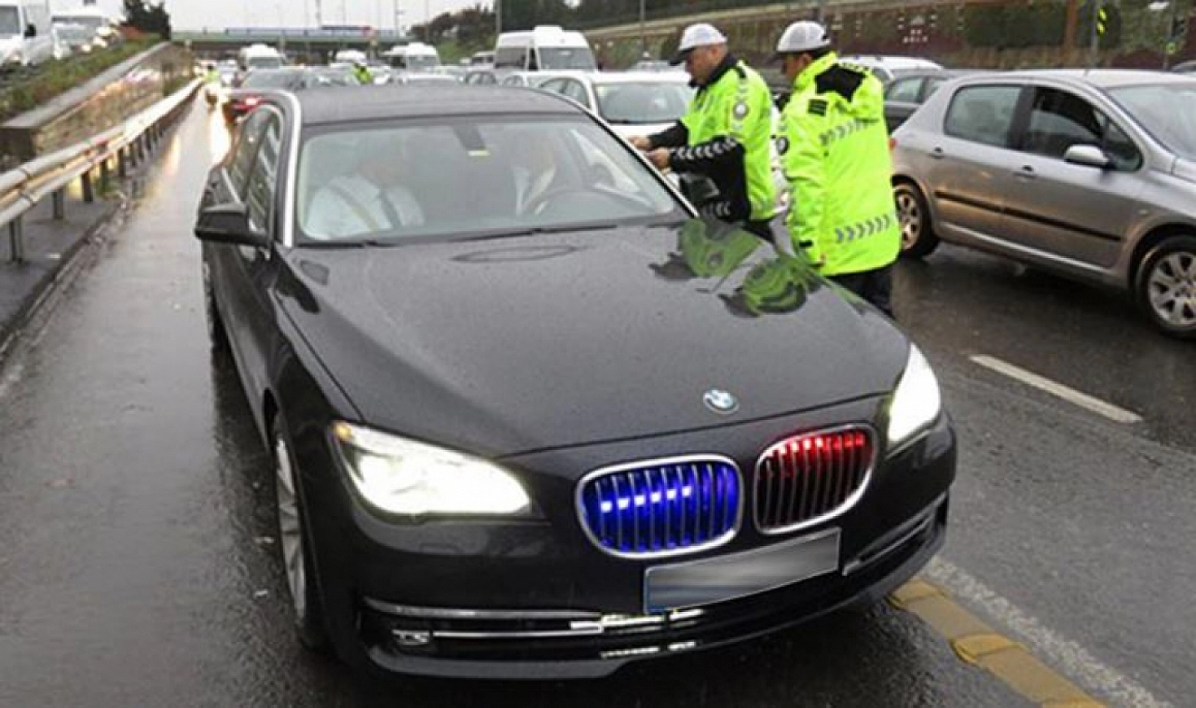 Çakarlı Araçlara Büyük Darbe! 10 Binden Fazlası Ceza Yedi...