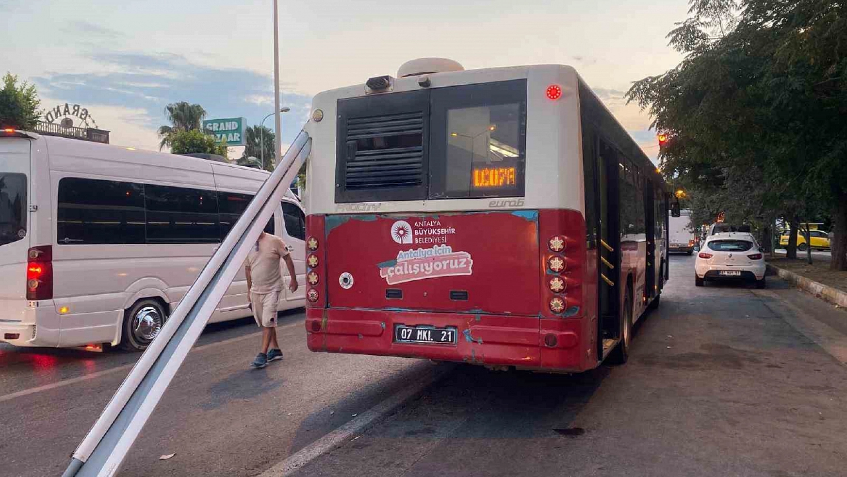 Halk otobüsüne karavan tentesi saplandı