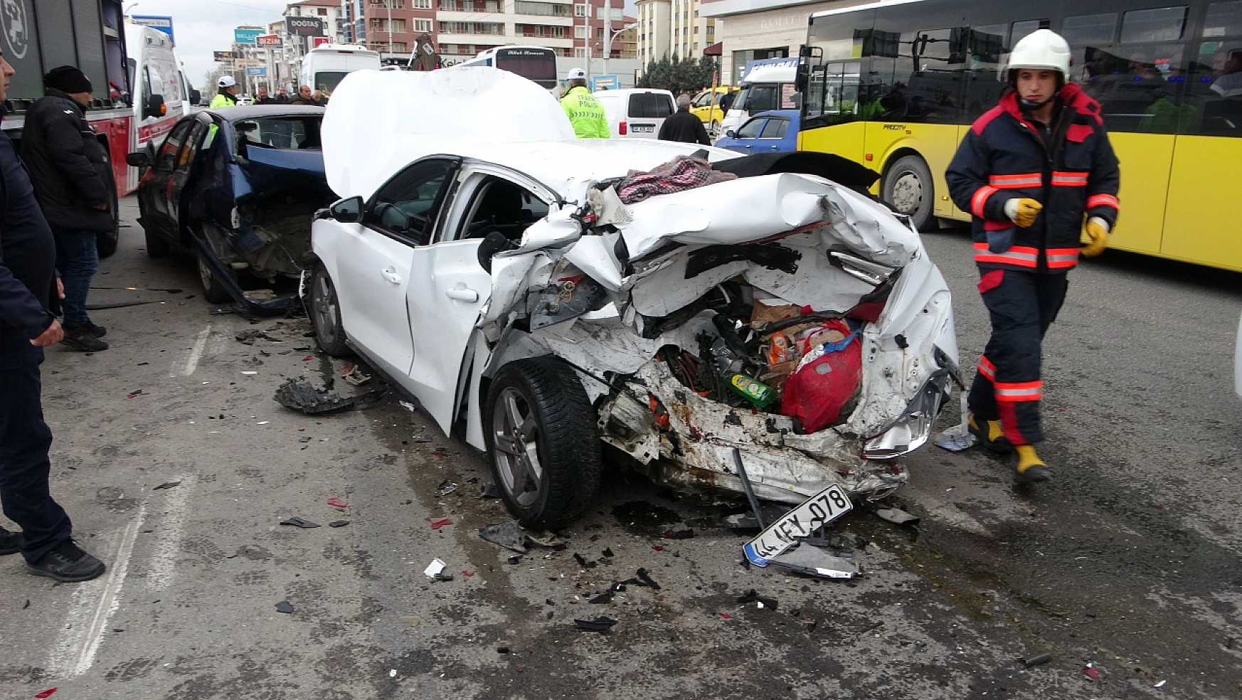 Zincirleme kazada can pazarı: 1'i ağır 5 yaralı