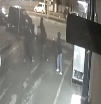 1 kişinin yaralandığı silahlı kavga kameraya yansıdı