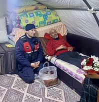 112'yi arayarak eşine çiçek istedi!