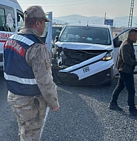 2 araç çarpıştı: 3 yaralı