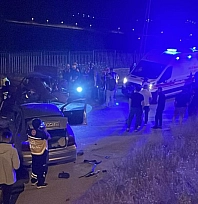 2 otomobil kafa kafaya çarpıştı: 6 yaralı